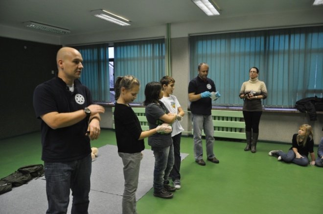 Mali Ratownicy: Uczniowie uczyli się ratować życie [2.XII.2011] - zdjęcie #12 - eOstroleka.pl