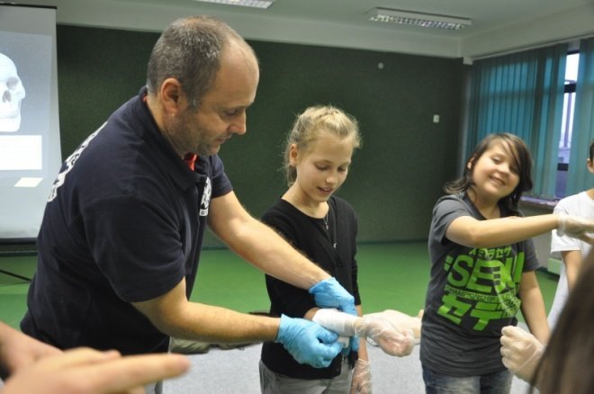 Mali Ratownicy: Uczniowie uczyli się ratować życie [2.XII.2011] - zdjęcie #11 - eOstroleka.pl