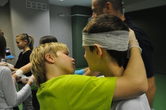 Mali Ratownicy: Uczniowie uczyli się ratować życie [2.XII.2011] - zdjęcie #7 - eOstroleka.pl