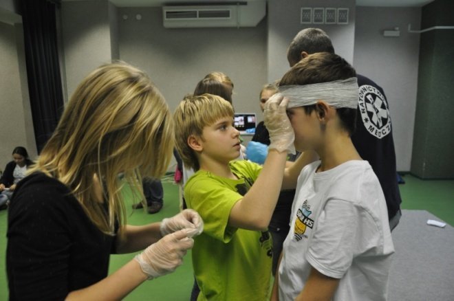 Mali Ratownicy: Uczniowie uczyli się ratować życie [2.XII.2011] - zdjęcie #6 - eOstroleka.pl