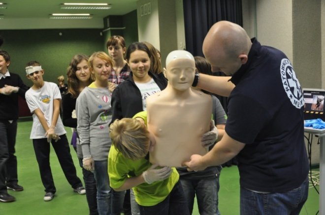 Mali Ratownicy: Uczniowie uczyli się ratować życie [2.XII.2011] - zdjęcie #3 - eOstroleka.pl