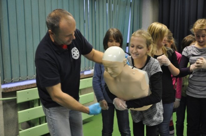 Mali Ratownicy: Uczniowie uczyli się ratować życie [2.XII.2011] - zdjęcie #2 - eOstroleka.pl