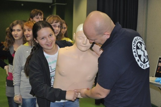 Mali Ratownicy: Uczniowie uczyli się ratować życie [2.XII.2011] - zdjęcie #1 - eOstroleka.pl