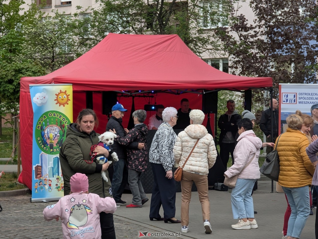 Potańcówka na osiedlu Dzieci Polskich w Ostrołęce [9.05.2026] - zdjęcie #24 - eOstroleka.pl