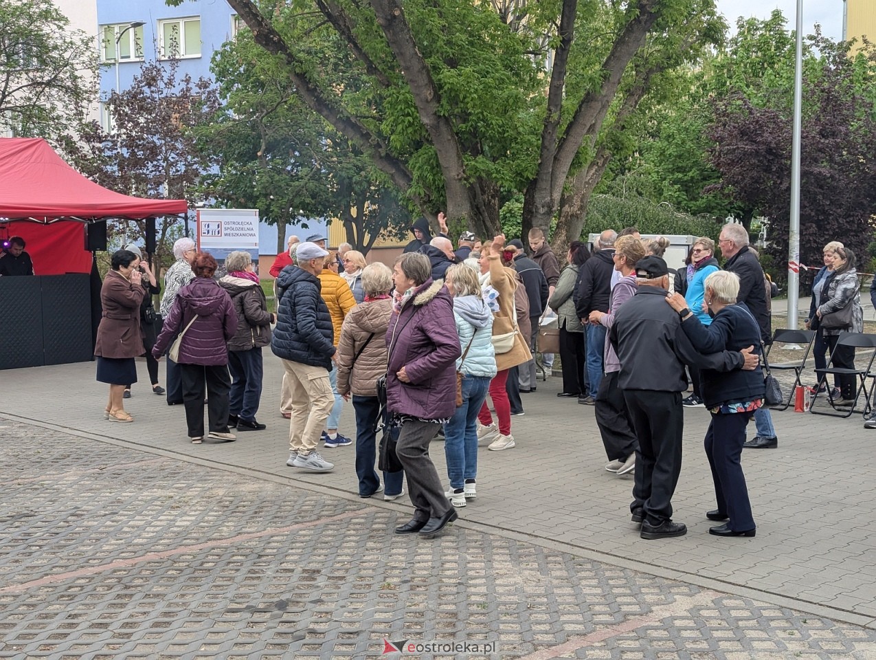 Potańcówka na osiedlu Dzieci Polskich w Ostrołęce [9.05.2026] - zdjęcie #17 - eOstroleka.pl