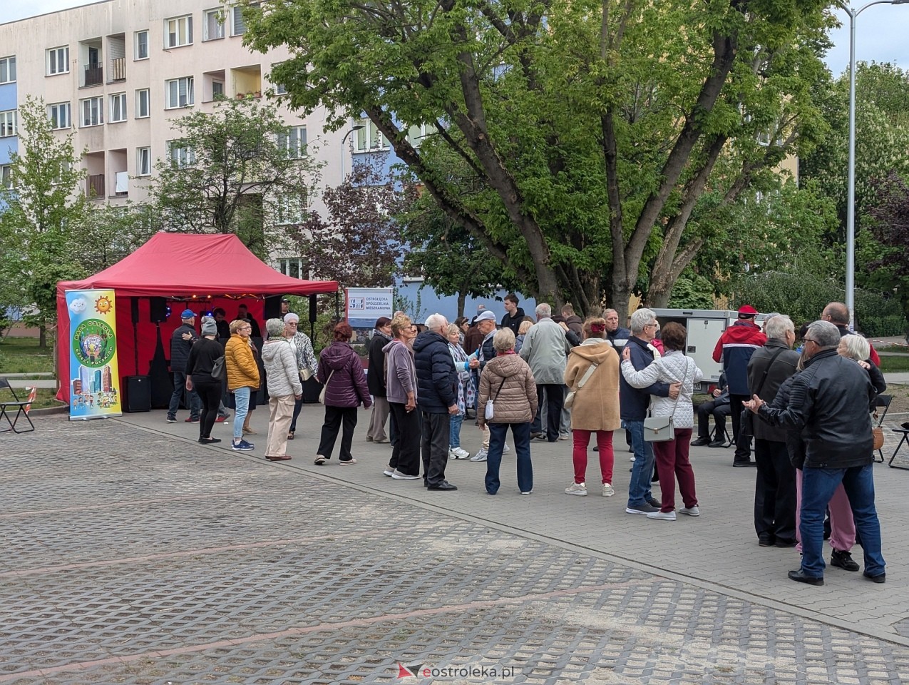 Potańcówka na osiedlu Dzieci Polskich w Ostrołęce [9.05.2026] - zdjęcie #8 - eOstroleka.pl