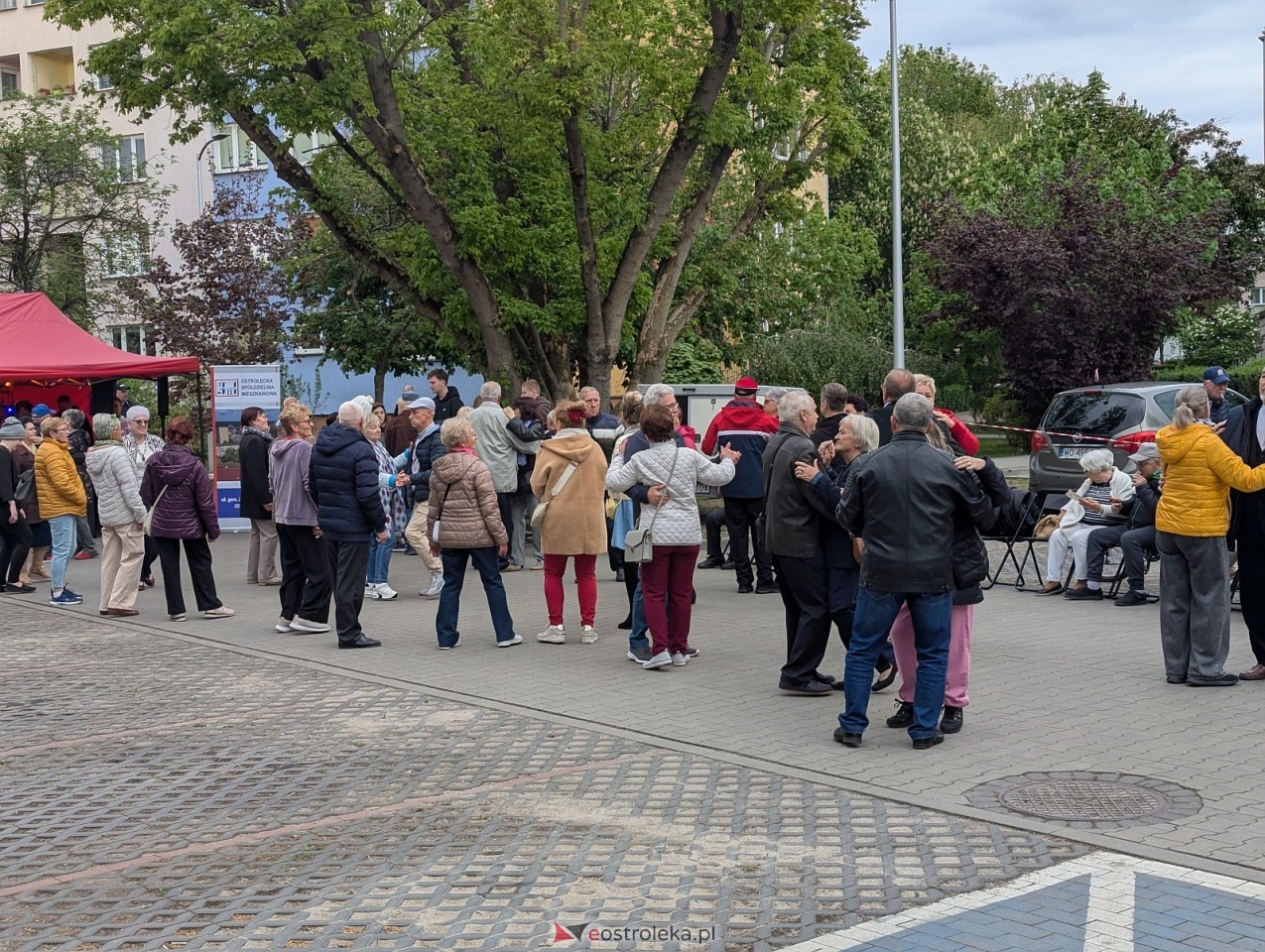 Potańcówka na osiedlu Dzieci Polskich w Ostrołęce [9.05.2026] - zdjęcie #7 - eOstroleka.pl