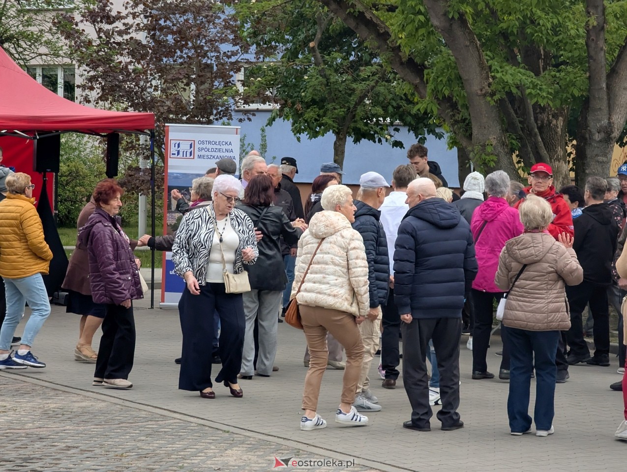Potańcówka na osiedlu Dzieci Polskich w Ostrołęce [9.05.2026] - zdjęcie #1 - eOstroleka.pl