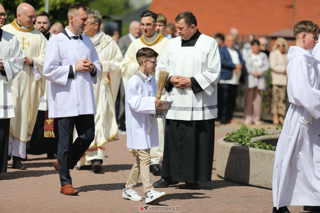 Pierwsza Komunia Święta w parafii pw. Zbawiciela Świata [10.05.2026] - zdjęcie #67 - eOstroleka.pl