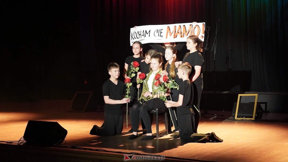 Koncert z okazji Dnia Matki Całuję Twoją dłoń w OCK [11.05.2026] - zdjęcie #38 - eOstroleka.pl