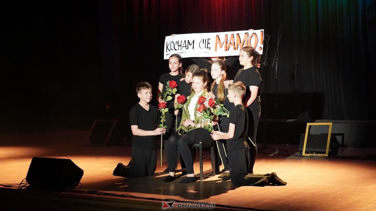 Koncert z okazji Dnia Matki Całuję Twoją dłoń w OCK [11.05.2026] - zdjęcie #37 - eOstroleka.pl