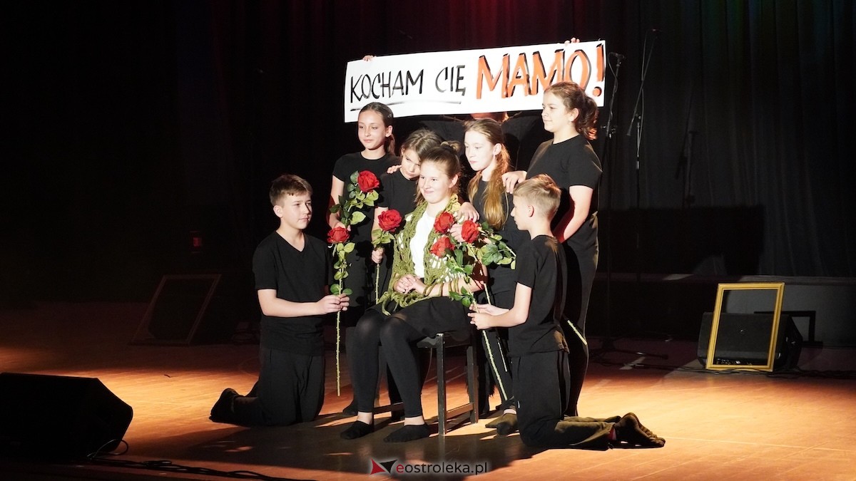 Koncert z okazji Dnia Matki Całuję Twoją dłoń w OCK [11.05.2026] - zdjęcie #36 - eOstroleka.pl