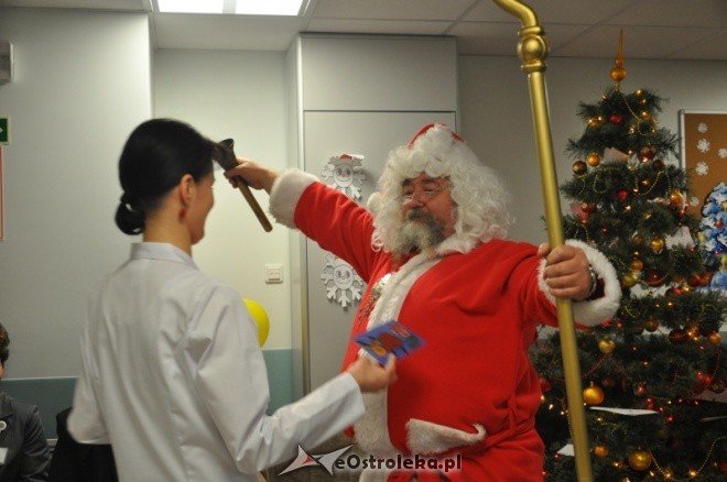 Mikołajki 2011: Święty Mikołaj odwiedził dzieci ze szpitala w Ostrołęce [6.XII.2011]  - zdjęcie #14 - eOstroleka.pl