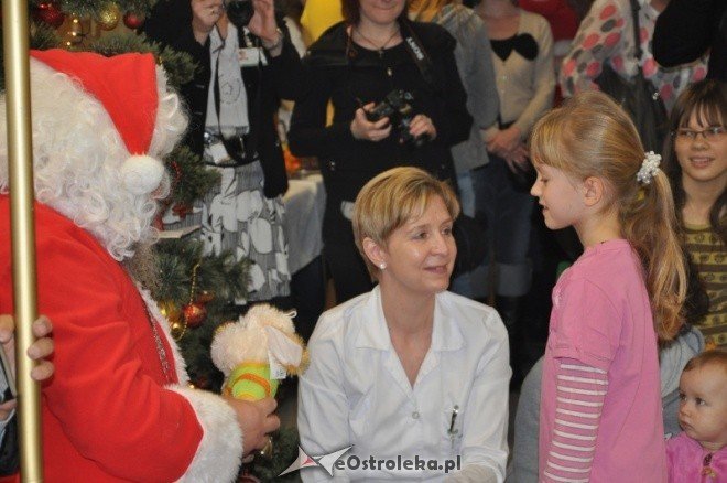 Mikołajki 2011: Święty Mikołaj odwiedził dzieci ze szpitala w Ostrołęce [6.XII.2011]  - zdjęcie #25 - eOstroleka.pl