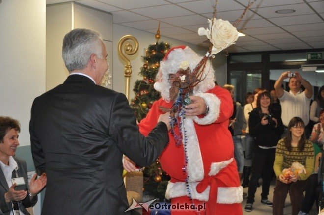 Mikołajki 2011: Święty Mikołaj odwiedził dzieci ze szpitala w Ostrołęce [6.XII.2011]  - zdjęcie #33 - eOstroleka.pl