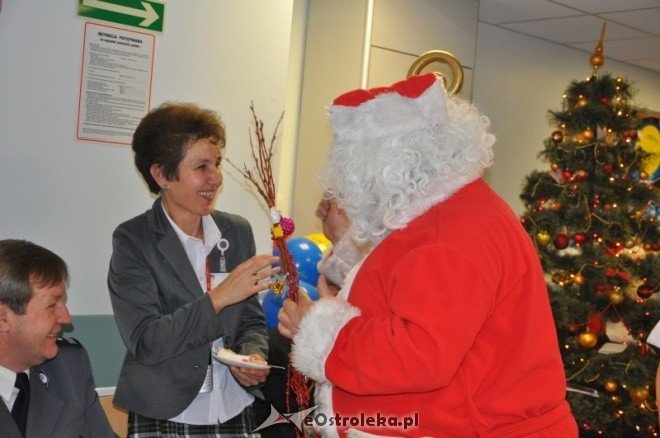Mikołajki 2011: Święty Mikołaj odwiedził dzieci ze szpitala w Ostrołęce [6.XII.2011]  - zdjęcie #34 - eOstroleka.pl