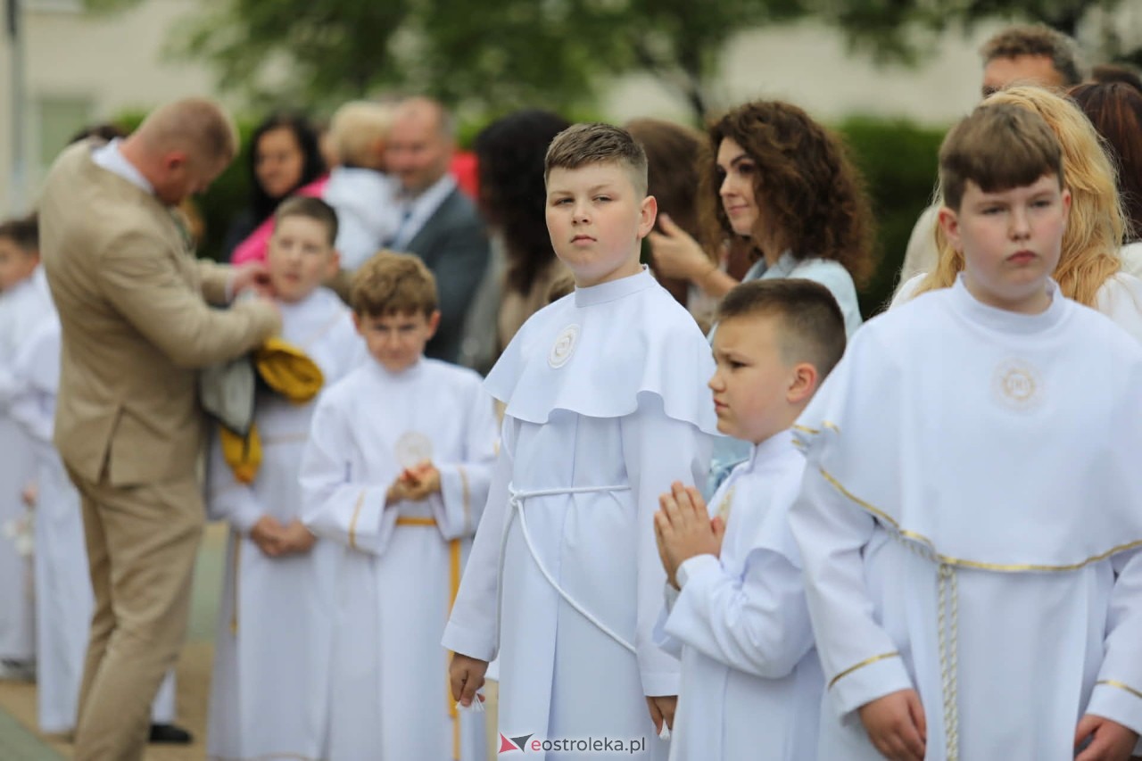 I Komunia Święta w kościele pw. Zbawiciela Świata [16.05.2026] - zdjęcie #76 - eOstroleka.pl