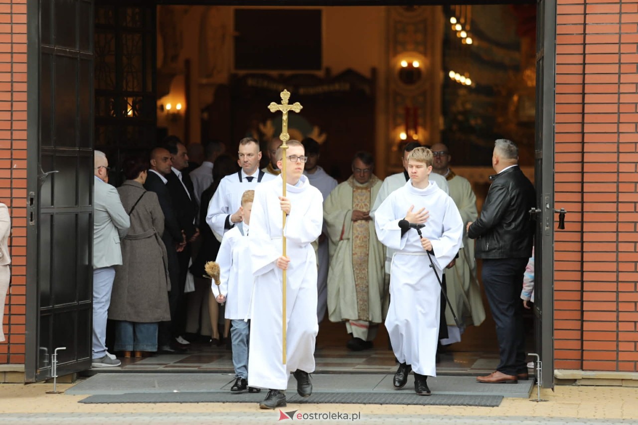 I Komunia Święta w kościele pw. Zbawiciela Świata [16.05.2026] - zdjęcie #60 - eOstroleka.pl