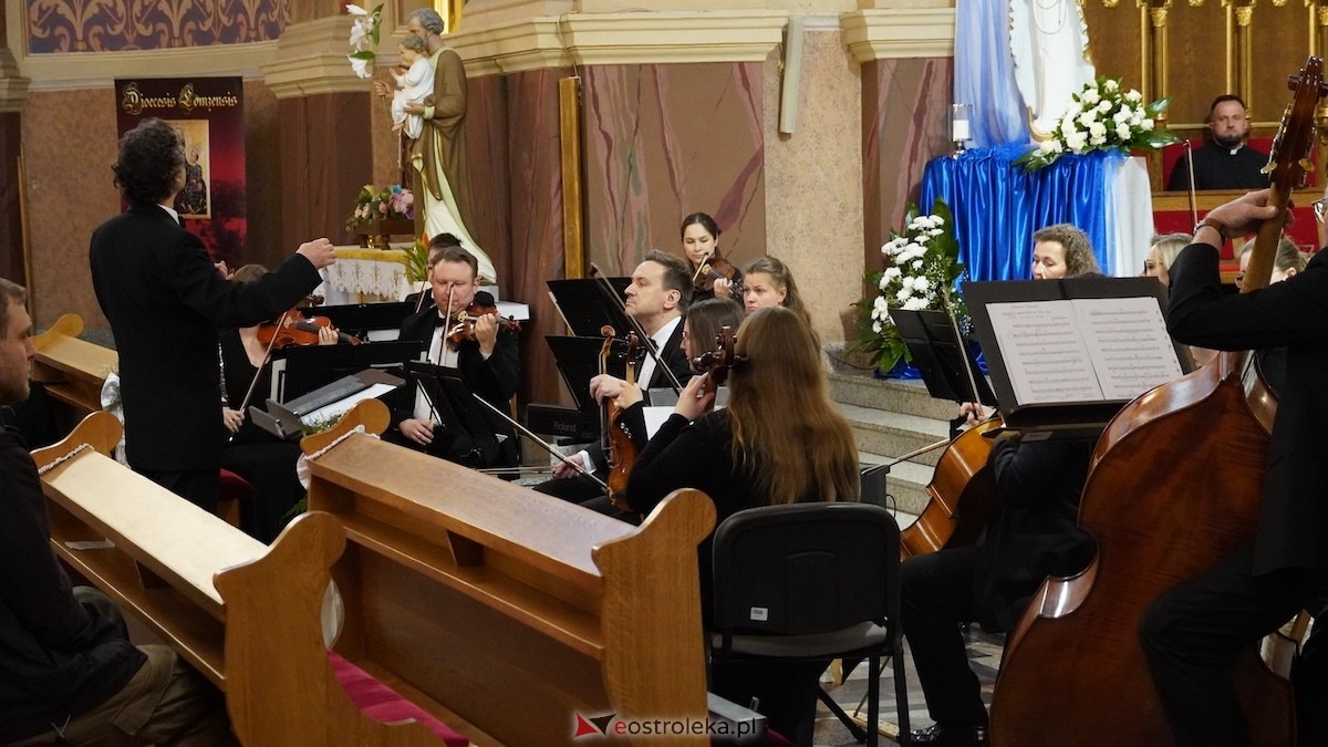 Koncert Filharmonii Kameralnej im. Witolda Lutosławskiego w Łomży w kościele w Kadzidle [17.05.2026] - zdjęcie #56 - eOstroleka.pl
