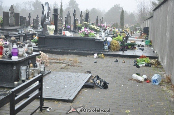 Cmentarz komunalny po wichurach [1.XII.2011] - zdjęcie #3 - eOstroleka.pl