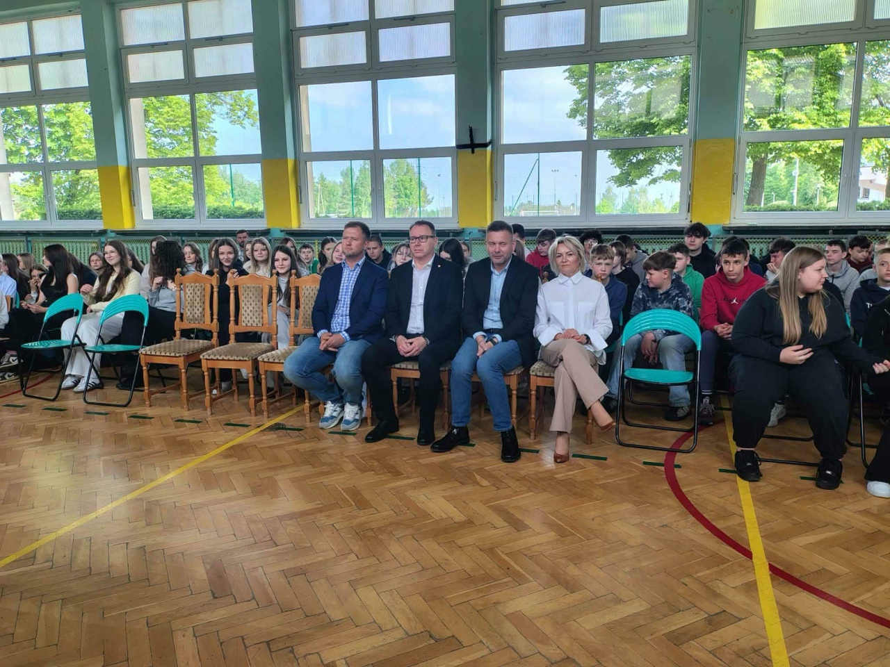 Poseł Mariusz Popielarz w szkole w Różanie [18.05.2026] - zdjęcie #7 - eOstroleka.pl