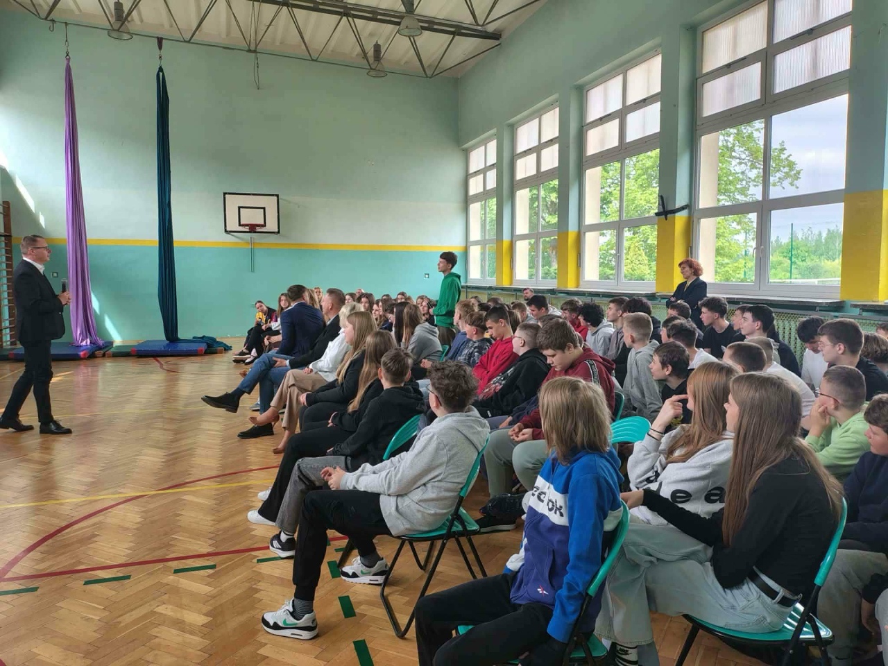 Poseł Mariusz Popielarz w szkole w Różanie [18.05.2026] - zdjęcie #6 - eOstroleka.pl