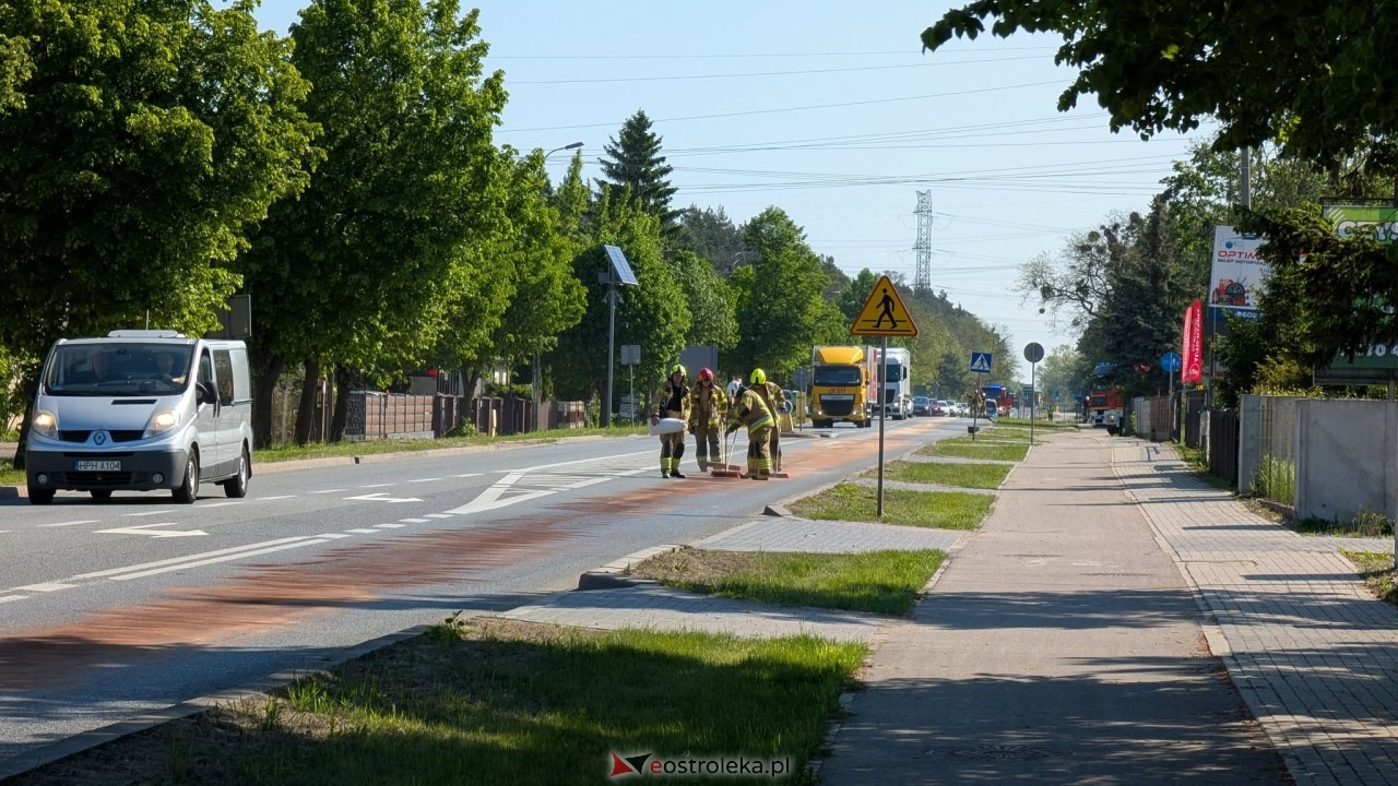 Plama oleju na Łomżyńskiej [21.05.2026] - zdjęcie #4 - eOstroleka.pl