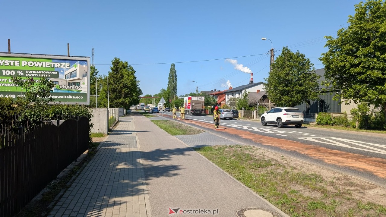Plama oleju na Łomżyńskiej [21.05.2026] - zdjęcie #3 - eOstroleka.pl