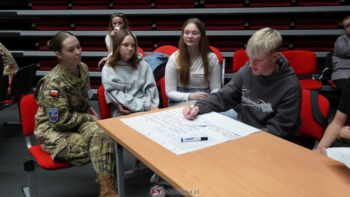 Młodzi mają głos! Debata o przyszłości w Muzeum Żołnierzy Wyklętych [21.05.2026] - zdjęcie #7 - eOstroleka.pl