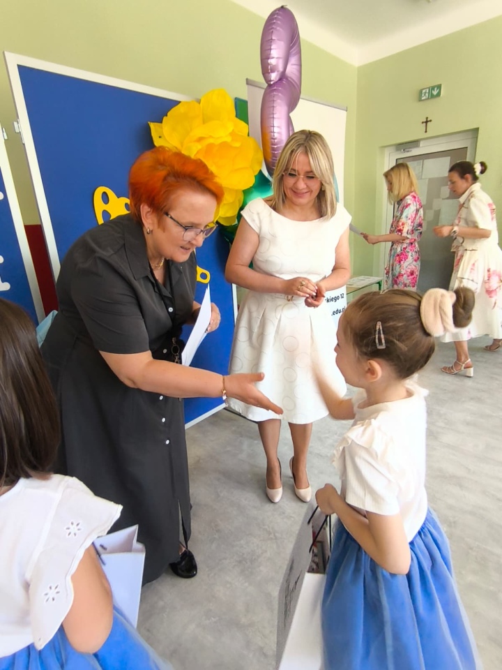 Małe talenty z Ostrołęki zaśpiewały po angielsku. Konkurs w Przedszkolu Miejskim nr 8 [21.05.2026] - zdjęcie #15 - eOstroleka.pl