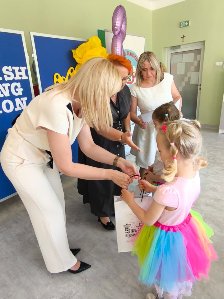 Małe talenty z Ostrołęki zaśpiewały po angielsku. Konkurs w Przedszkolu Miejskim nr 8 [21.05.2026] - zdjęcie #4 - eOstroleka.pl