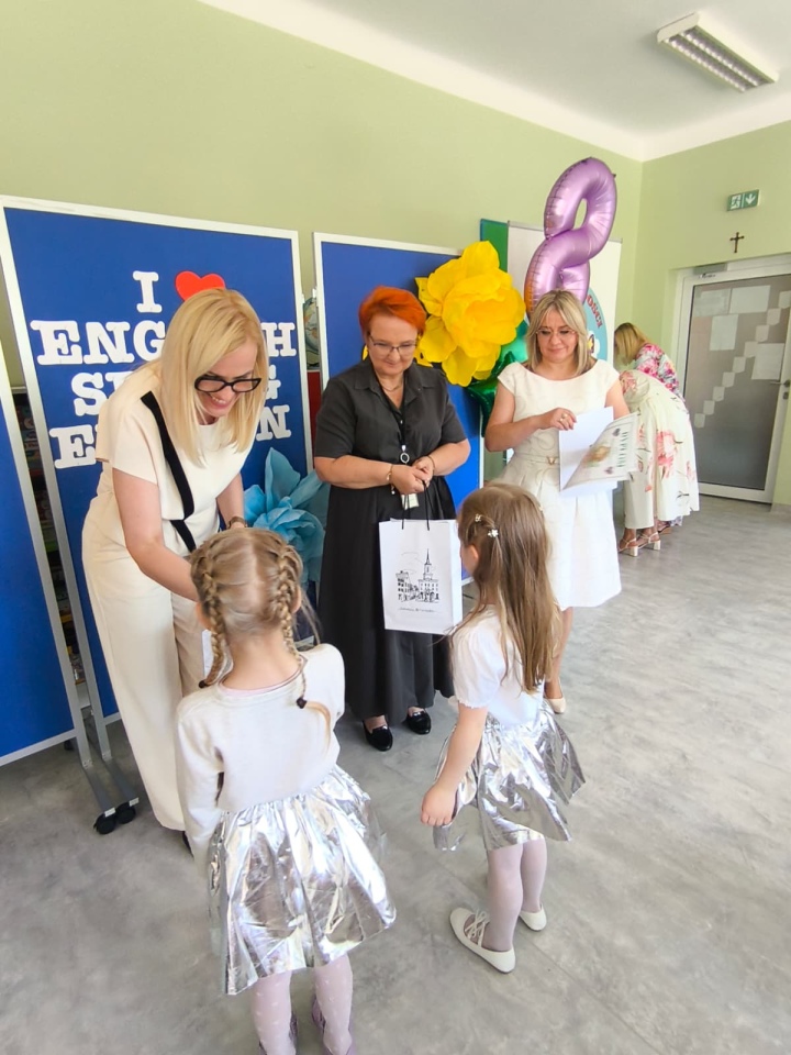 Małe talenty z Ostrołęki zaśpiewały po angielsku. Konkurs w Przedszkolu Miejskim nr 8 [21.05.2026] - zdjęcie #1 - eOstroleka.pl