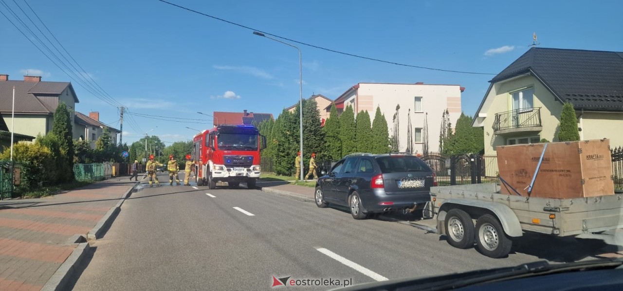 Pożar tuj przy Wiejskiej w Ostrołęce [22.05.2026] - zdjęcie #8 - eOstroleka.pl