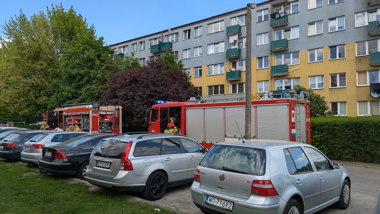 Zadymienie w bloku przy 11 Listopada [23.05.2026] - zdjęcie #4 - eOstroleka.pl