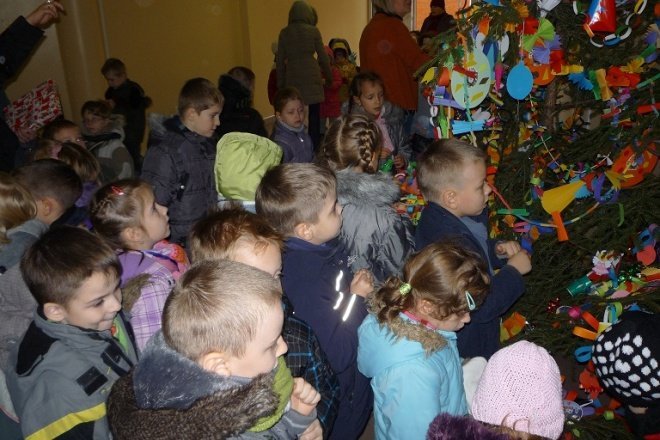 Dzieci stroiły choinkę  - zdjęcie #11 - eOstroleka.pl