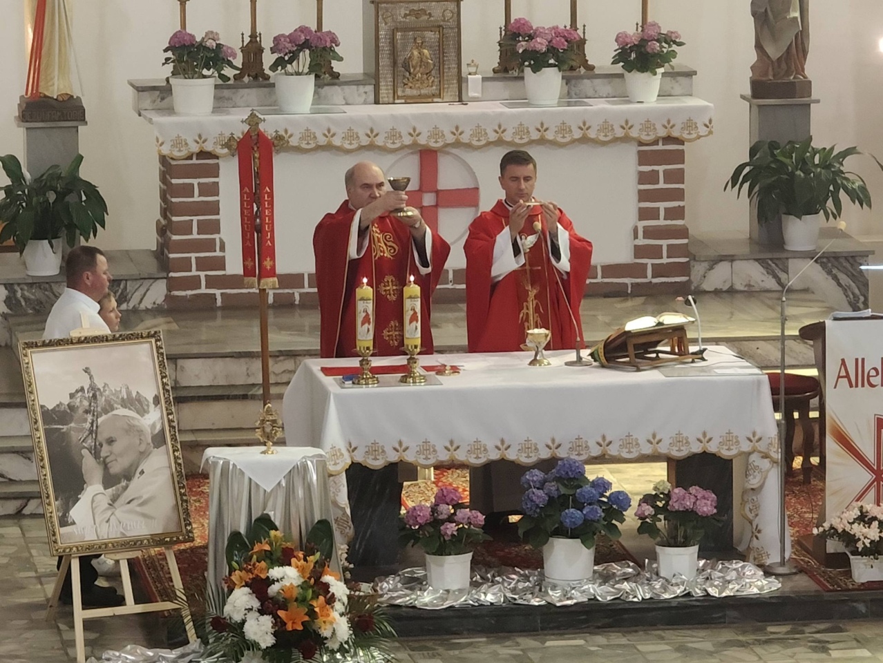 Relikwie św. Jana Pawła II w parafii w Kleczkowie [24.05.2026] - zdjęcie #27 - eOstroleka.pl