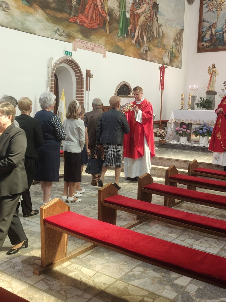 Relikwie św. Jana Pawła II w parafii w Kleczkowie [24.05.2026] - zdjęcie #9 - eOstroleka.pl