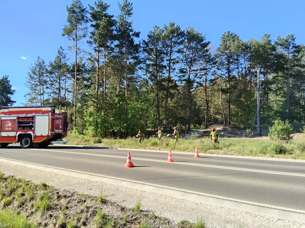 Pożar na drodze do mostu w Teodorowie [25.05.2026] - zdjęcie #1 - eOstroleka.pl