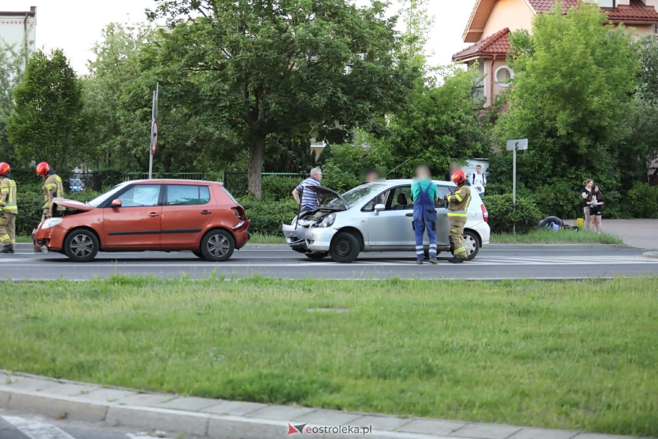 Kolizja trzech aut przy wjeździe na most Wyszyńskiego [25.05.2026] - zdjęcie #15 - eOstroleka.pl