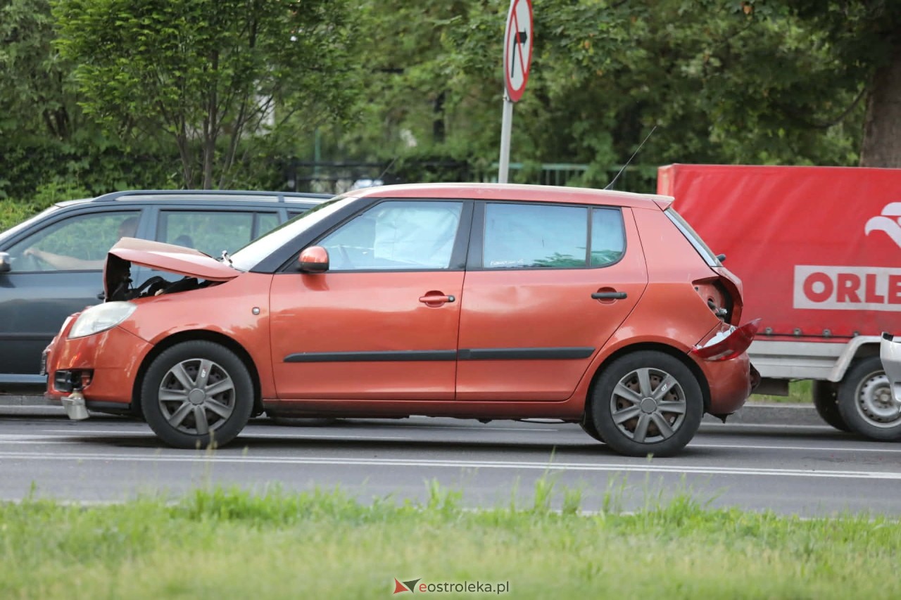 Kolizja trzech aut przy wjeździe na most Wyszyńskiego [25.05.2026] - zdjęcie #11 - eOstroleka.pl