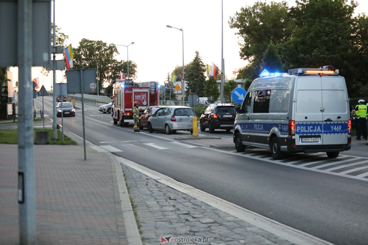 Kolizja trzech aut przy wjeździe na most Wyszyńskiego [25.05.2026] - zdjęcie #9 - eOstroleka.pl