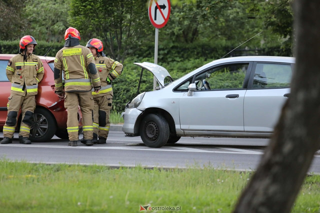 Kolizja trzech aut przy wjeździe na most Wyszyńskiego [25.05.2026] - zdjęcie #8 - eOstroleka.pl