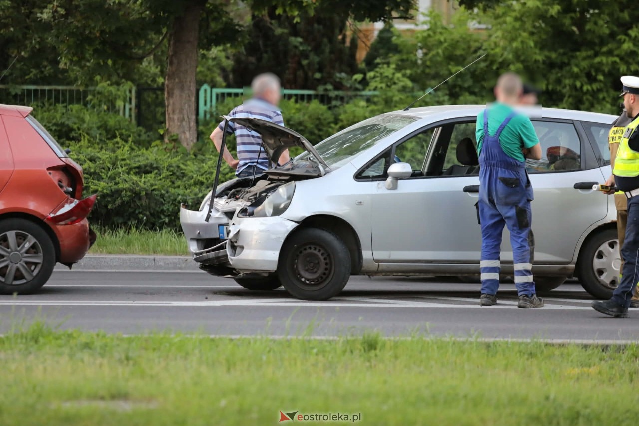 Kolizja trzech aut przy wjeździe na most Wyszyńskiego [25.05.2026] - zdjęcie #6 - eOstroleka.pl