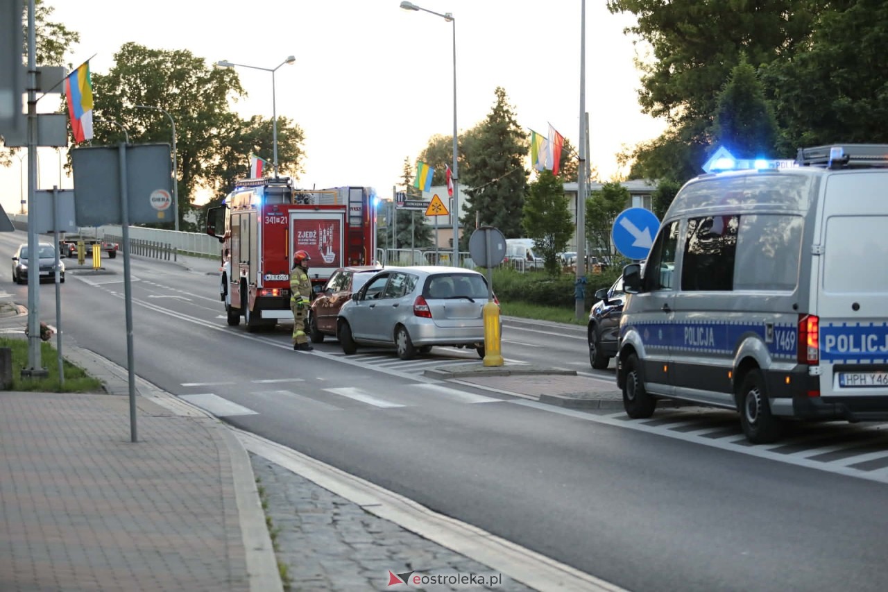 Kolizja trzech aut przy wjeździe na most Wyszyńskiego [25.05.2026] - zdjęcie #5 - eOstroleka.pl