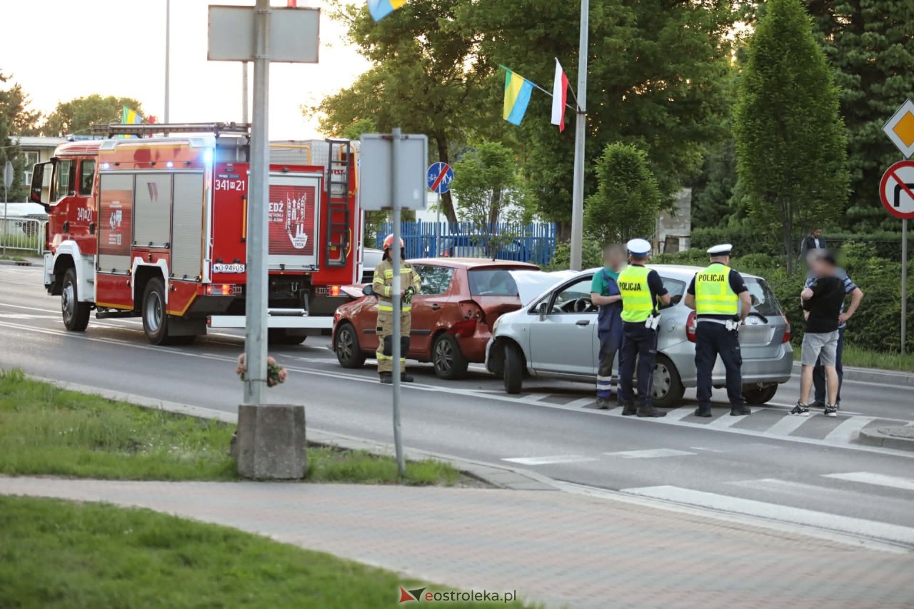 Kolizja trzech aut przy wjeździe na most Wyszyńskiego [25.05.2026] - zdjęcie #4 - eOstroleka.pl