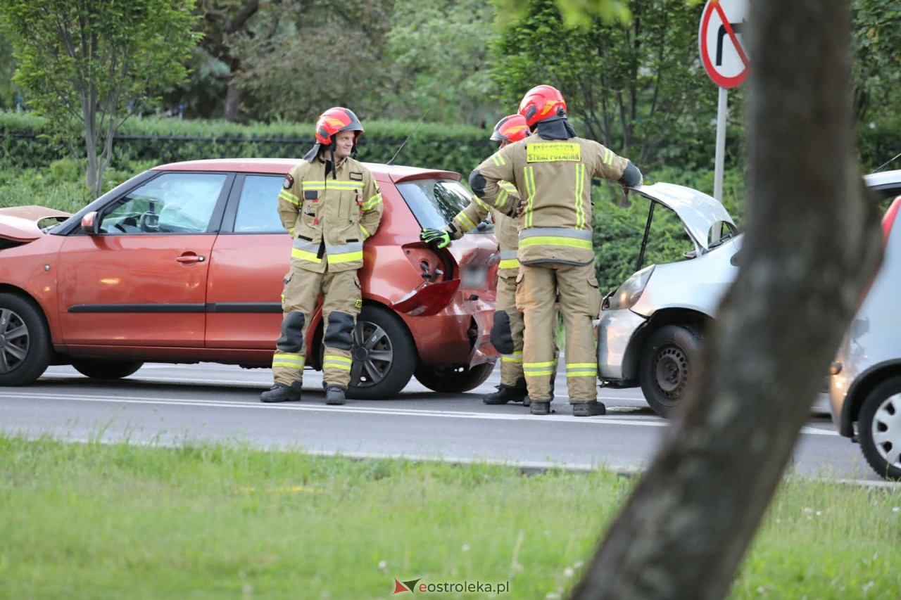 Kolizja trzech aut przy wjeździe na most Wyszyńskiego [25.05.2026] - zdjęcie #2 - eOstroleka.pl