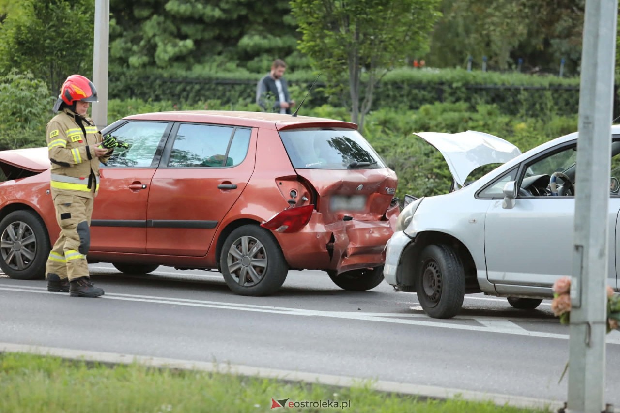 Kolizja trzech aut przy wjeździe na most Wyszyńskiego [25.05.2026] - zdjęcie #1 - eOstroleka.pl