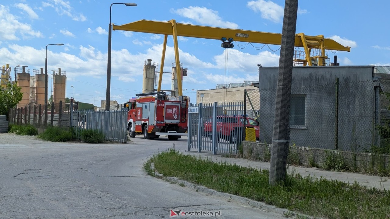 Wypadek na terenie zakładu produkcyjnego przy Łużyckiej w Ostrołęce [26.05.2026] - zdjęcie #7 - eOstroleka.pl