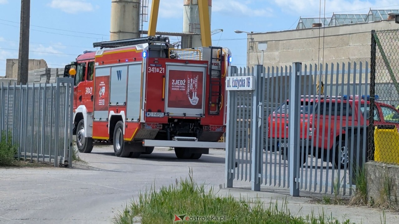 Wypadek na terenie zakładu produkcyjnego przy Łużyckiej w Ostrołęce [26.05.2026] - zdjęcie #4 - eOstroleka.pl