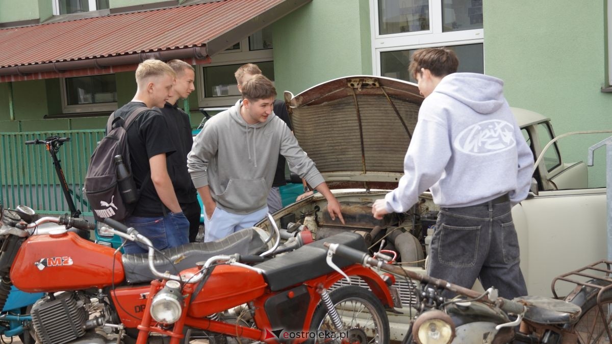 Dzień otwarty w ZSZ nr 1 - V Wystawa Zabytkowej Motoryzacji [29.05.2026] - zdjęcie #12 - eOstroleka.pl